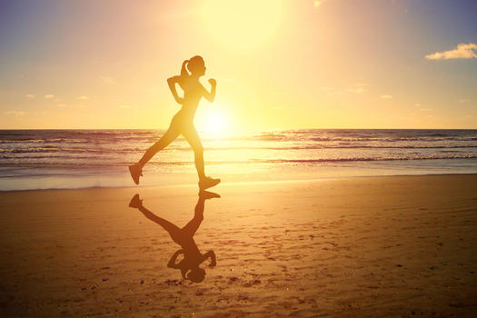 阳下的沙滩跑步锻炼图片素材免费下载