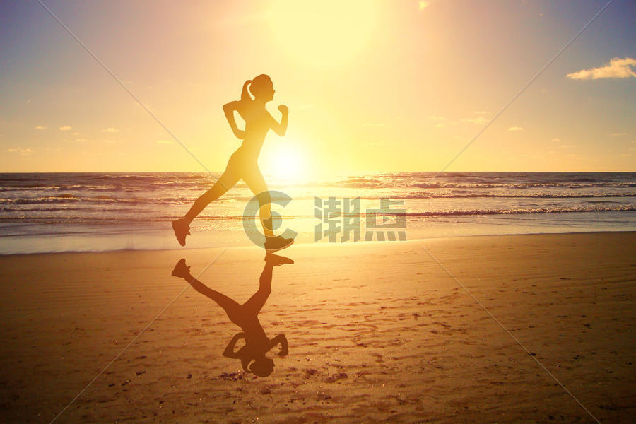 阳下的沙滩跑步锻炼图片素材免费下载
