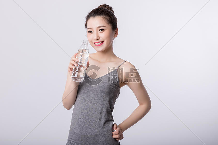 女孩开心的喝水图片素材免费下载