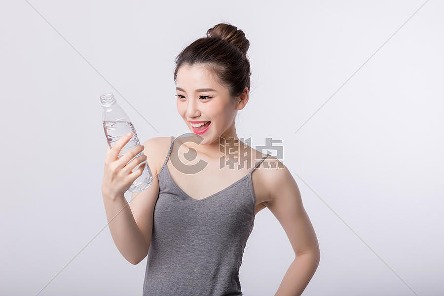 女孩开心的喝水图片素材免费下载
