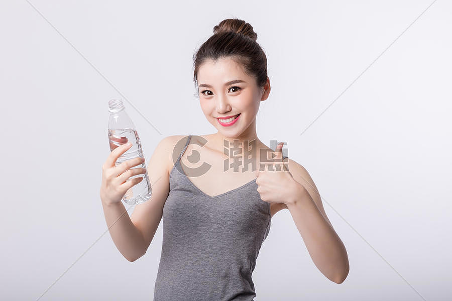 女孩开心的喝水举大拇指图片素材免费下载