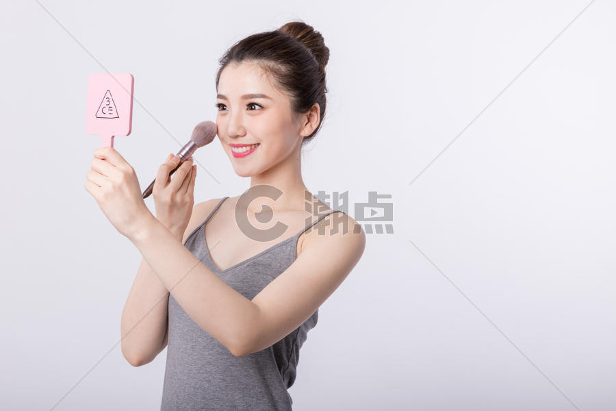 美丽的女孩在化妆图片素材免费下载