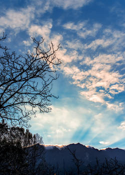 山顶的云彩与日出图片素材免费下载