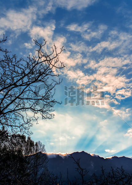 山顶的云彩与日出图片素材免费下载