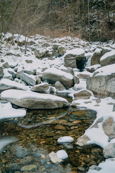 下雪天的山涧小溪图片素材免费下载
