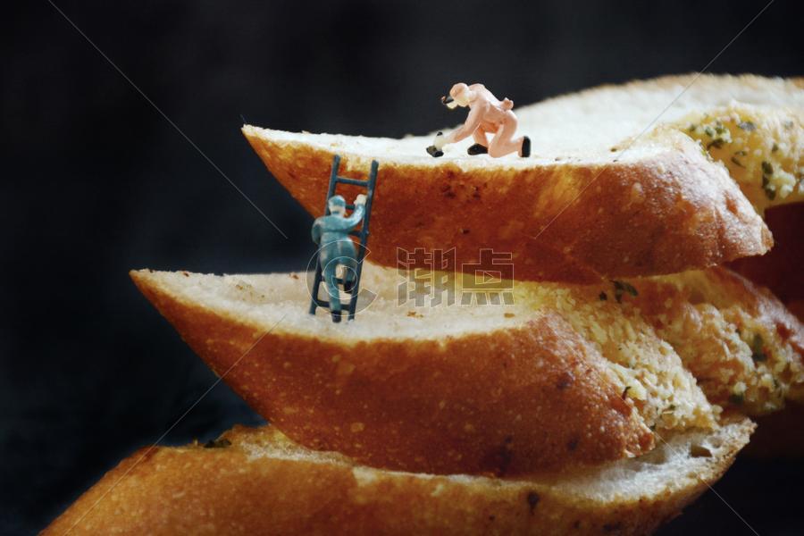 美食面包微距人偶创意图片素材免费下载