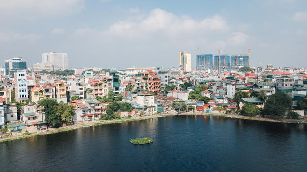 航拍越南首都的湖边建筑图片素材免费下载