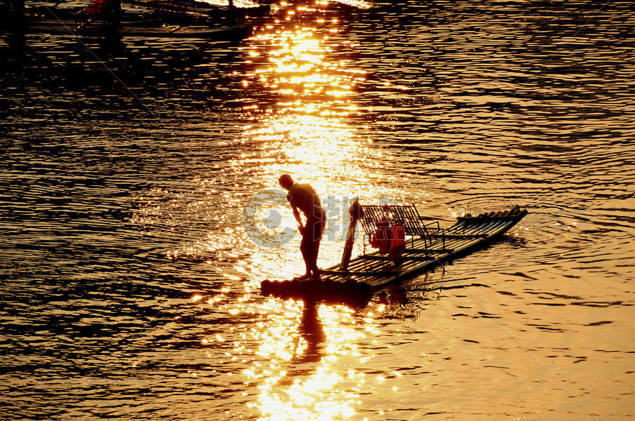 夕阳余晖下的捕鱼人图片素材免费下载