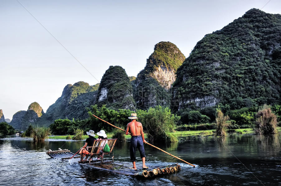 桂林山水间竹筏漂流图片素材免费下载