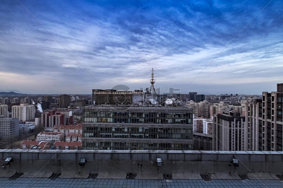 蓝色乌云下城市图片素材免费下载