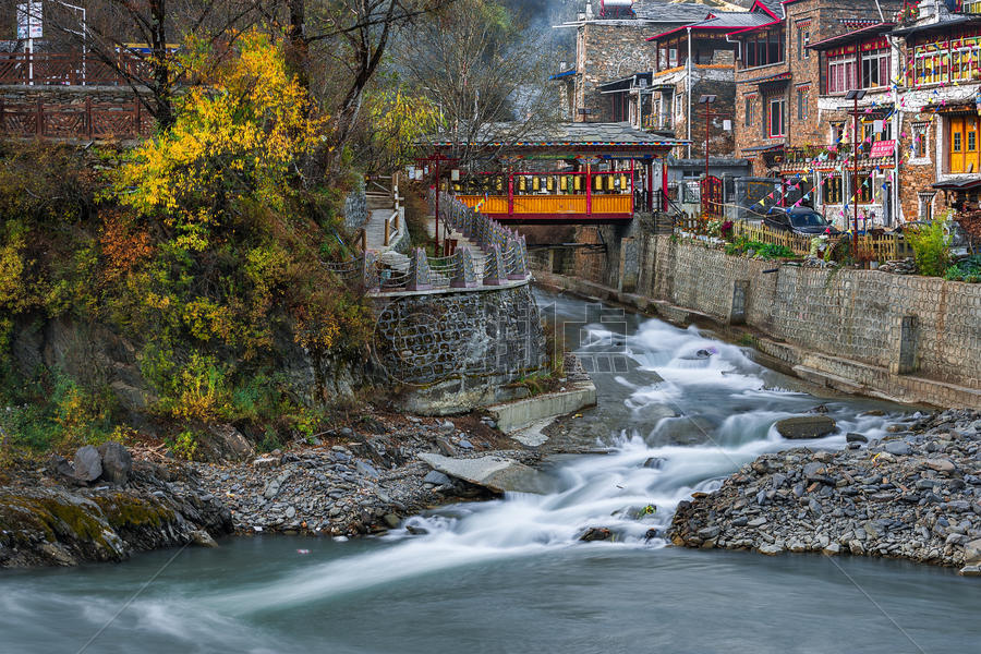 西索村的小桥流水与川西藏族民居图片素材免费下载