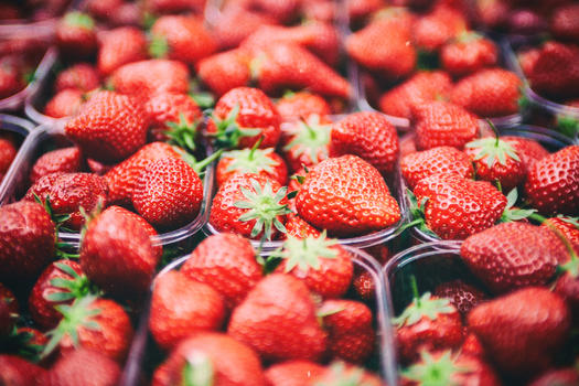 超市的新鲜草莓图片素材免费下载
