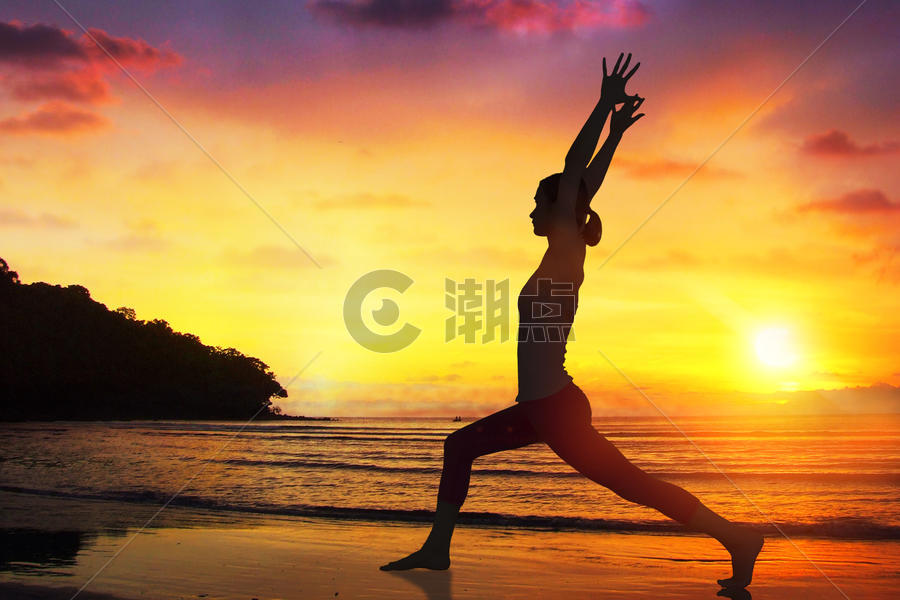 海边做瑜伽运动图片素材免费下载