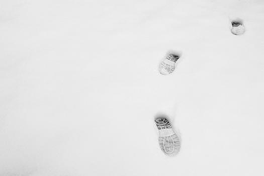雪景脚印图片素材免费下载