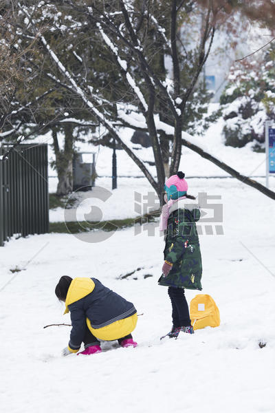 小孩在玩雪图片素材免费下载
