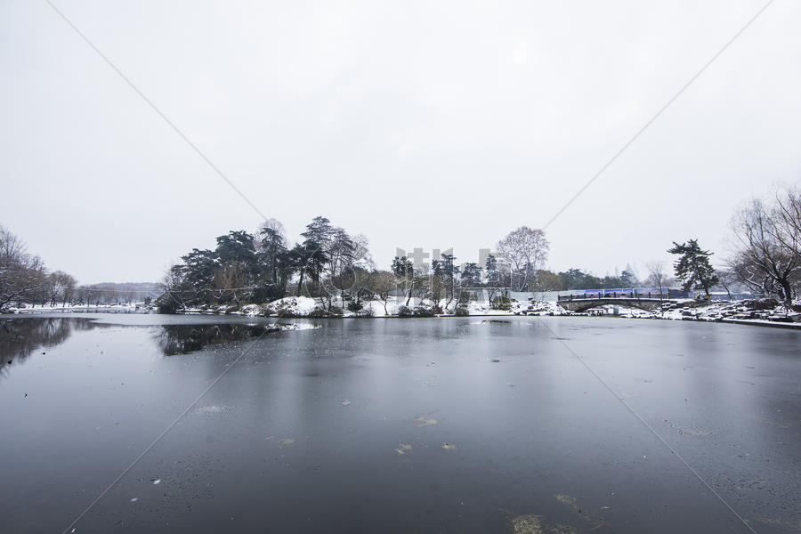 下雪后的湖泊古建筑图片素材免费下载