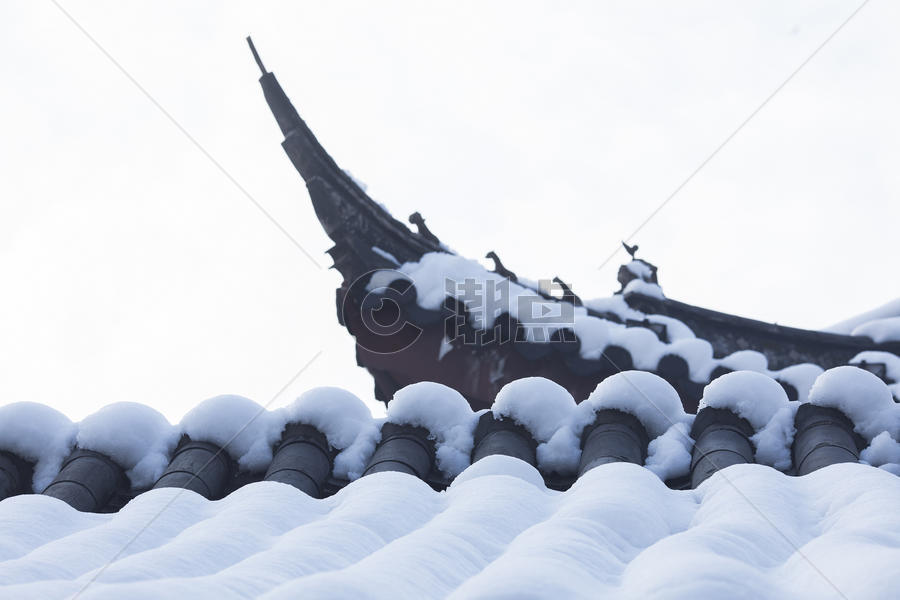 冬天里下雪后的古建筑图片素材免费下载