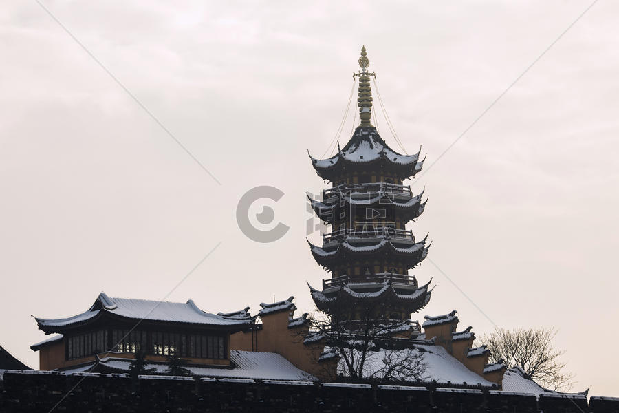 冬天里下雪后的古建筑图片素材免费下载