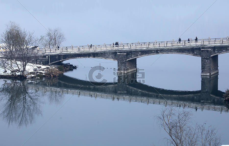 下雪后的湖泊桥梁建筑图片素材免费下载