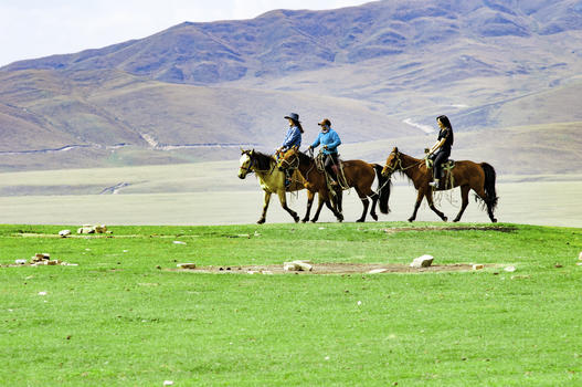 新疆草原骑马旅行图片素材免费下载