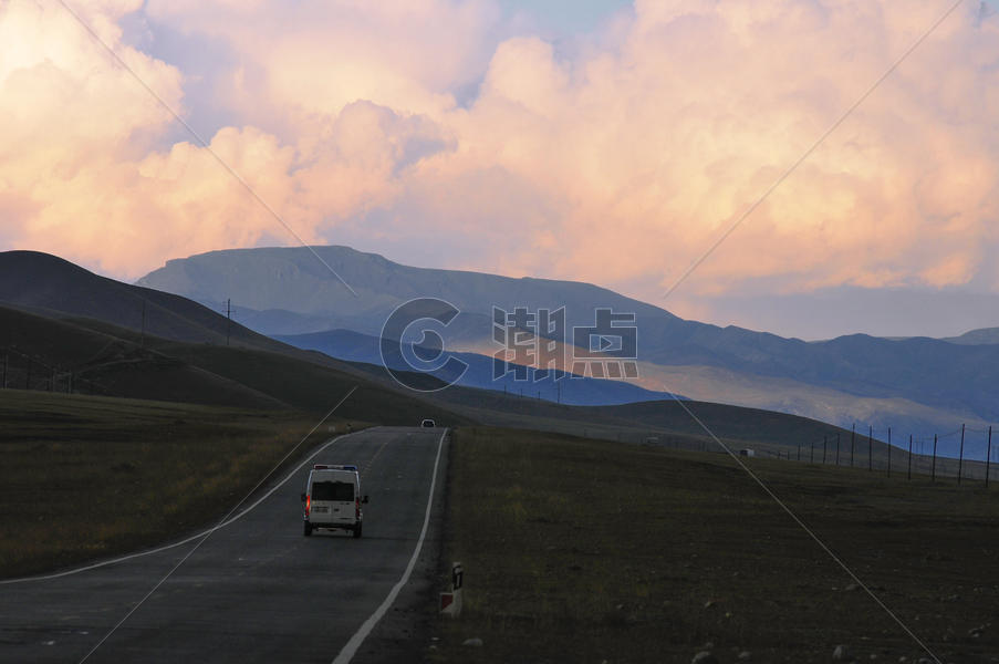 新疆巴音布鲁克雨后公路红云图片素材免费下载