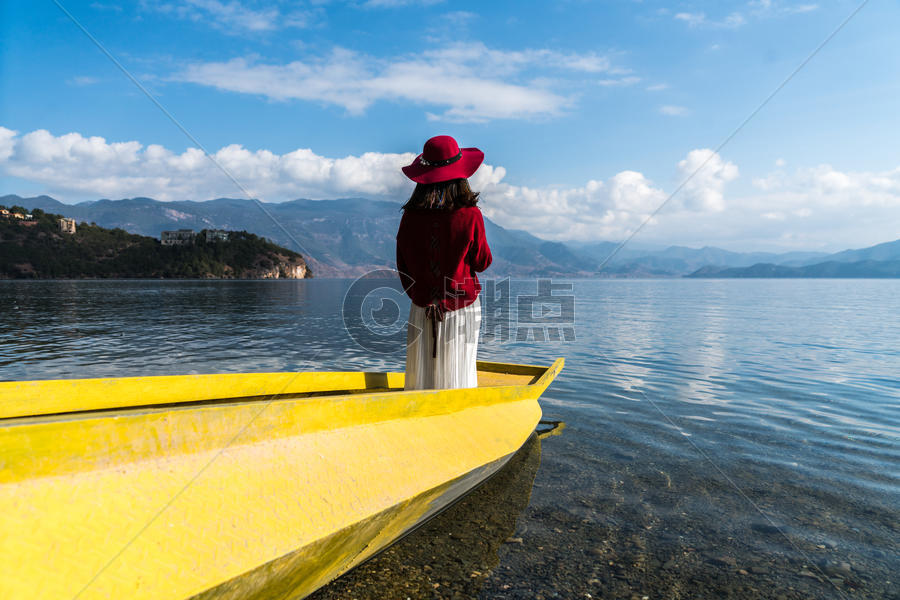 泸沽湖红衣少女图片素材免费下载