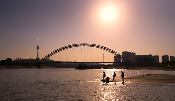 晴川桥下江边玩耍的人们图片素材免费下载