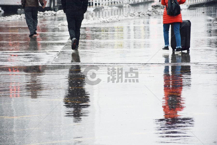 雨天行人斑马线图片素材免费下载