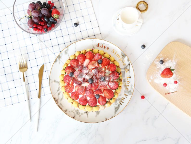 草莓生日蛋糕西点烘焙图片素材免费下载