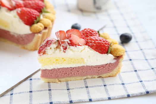 草莓生日蛋糕图片素材免费下载