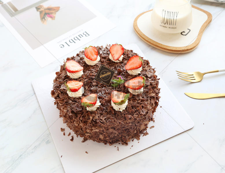 草莓巧克力黑森林生日蛋糕图片素材免费下载