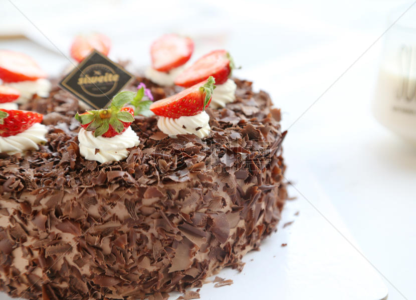 草莓黑森林巧克力生日蛋糕图片素材免费下载