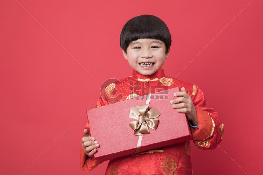 新年送礼物的小孩子图片素材免费下载