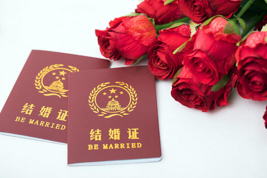 鲜花前的结婚证图片素材免费下载