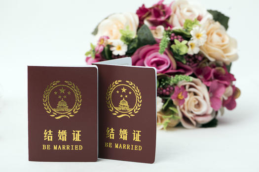 鲜花前的结婚证图片素材免费下载