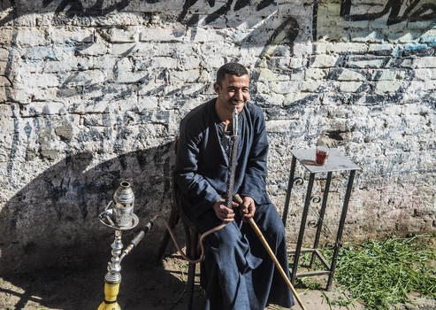 埃及抽水烟的男人图片素材免费下载