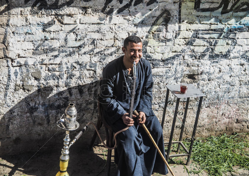 埃及抽水烟的男人图片素材免费下载
