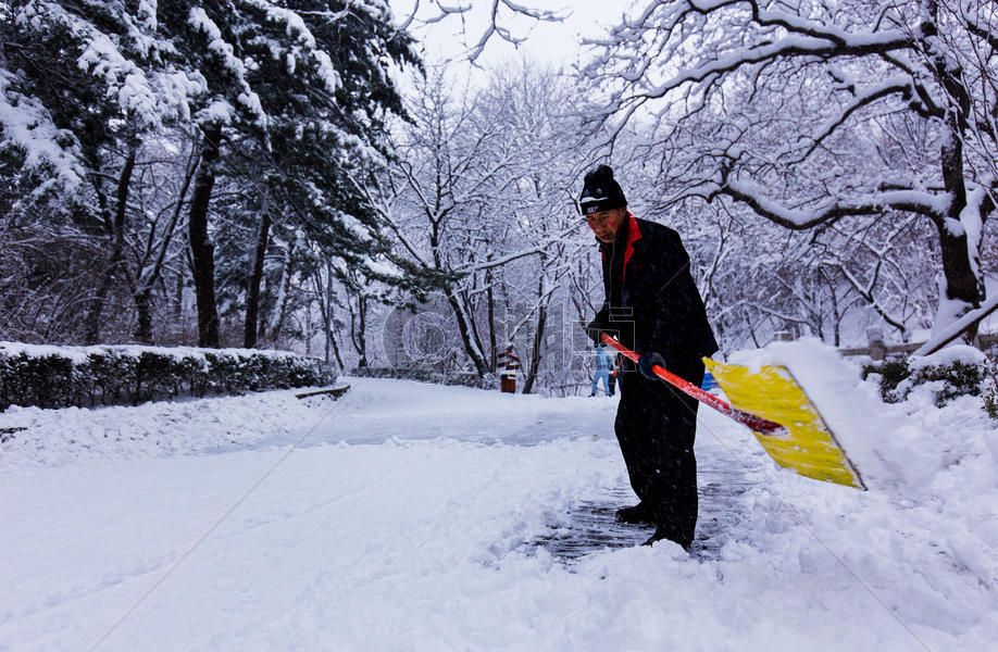 冬天雪后清扫积雪的人图片素材免费下载