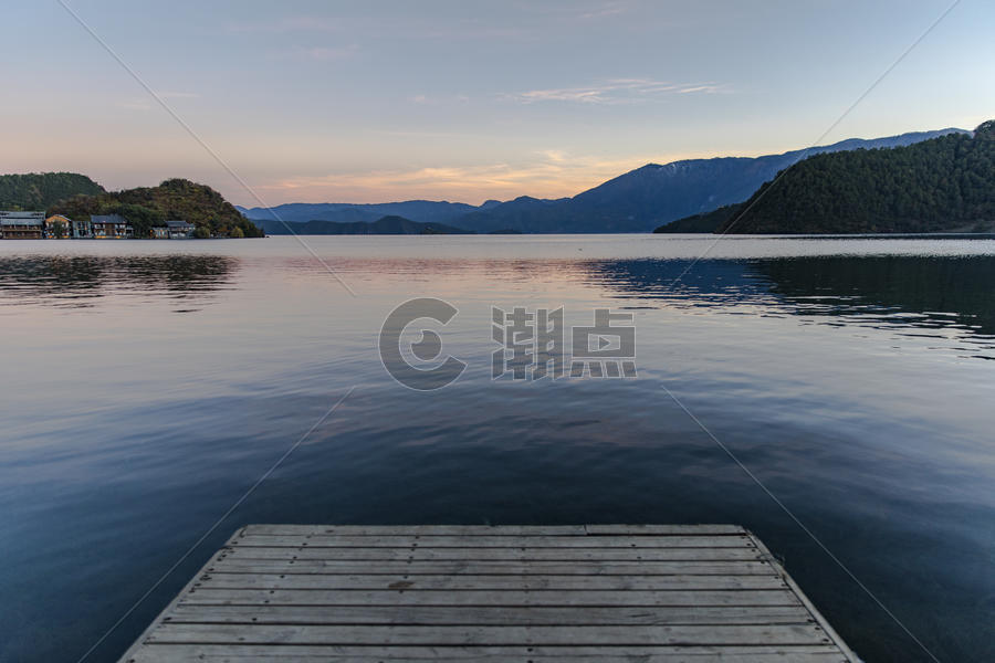 泸沽湖的晚霞图片素材免费下载