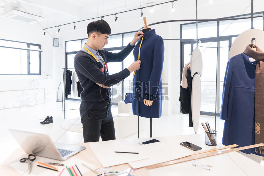 服装设计师在工作图片素材免费下载