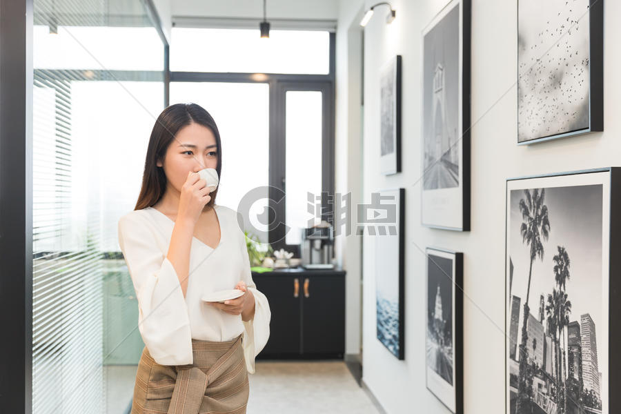 咖啡间喝咖啡的职业女性图片素材免费下载