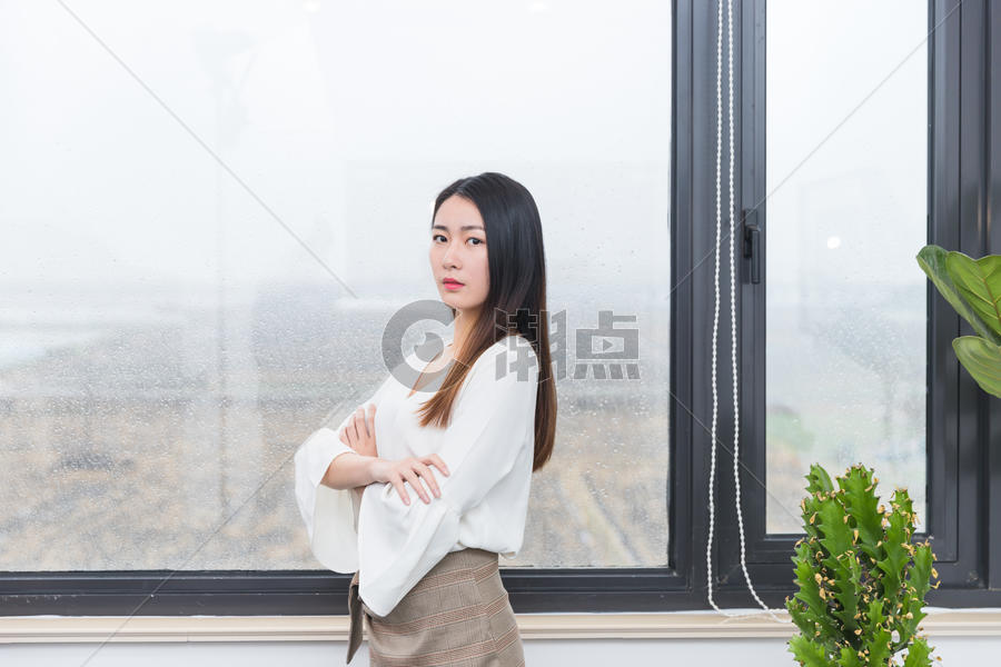 站在窗前的职业女性图片素材免费下载