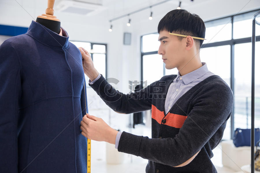 服装设计师量衣服尺寸图片素材免费下载