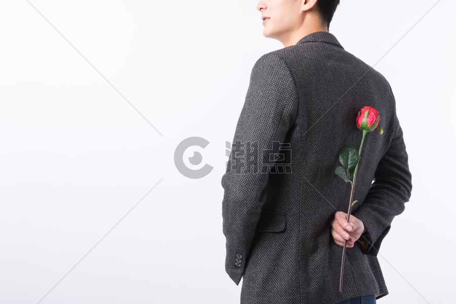 手拿玫瑰花的男性背影图片素材免费下载