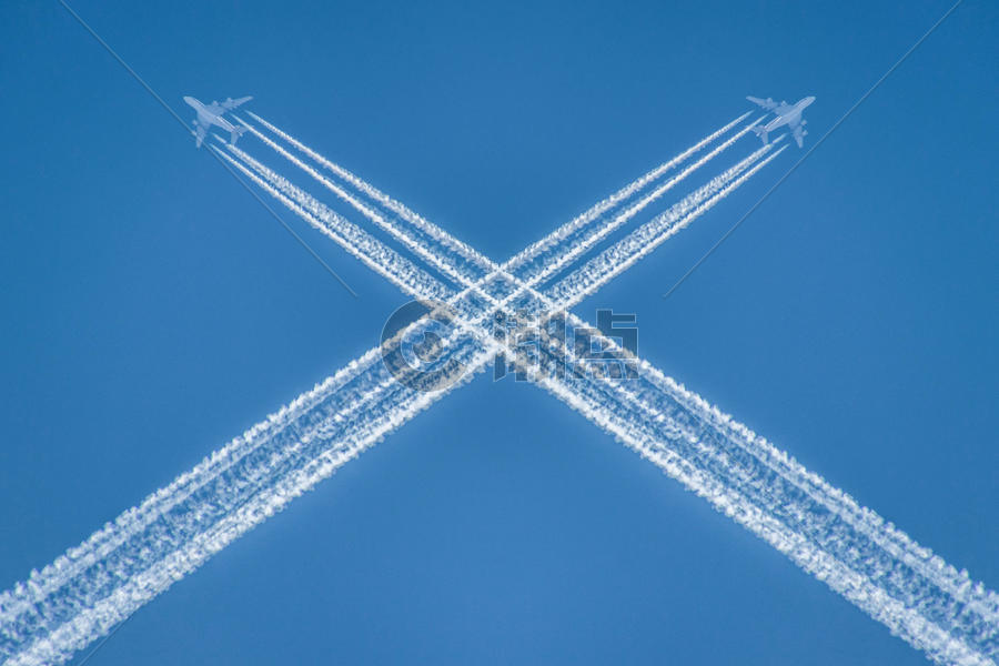 飞机划过天空图片素材免费下载