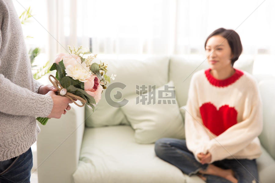 年轻男士情人节给女友送鲜花图片素材免费下载