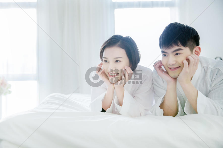 年轻夫妇穿浴袍在卧室图片素材免费下载