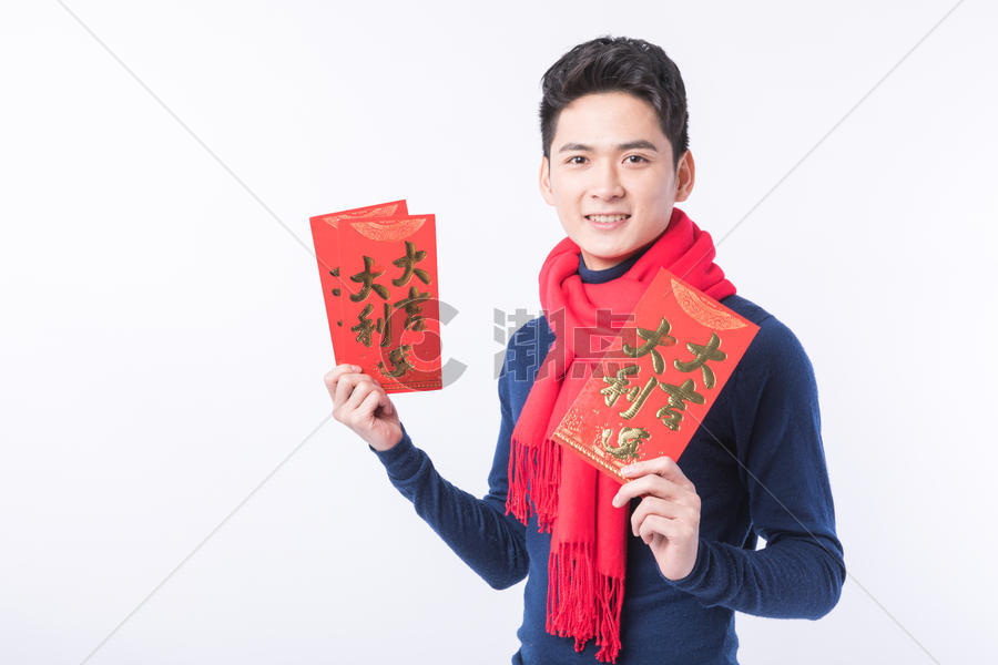 手拿红包的新年男性人像图片素材免费下载
