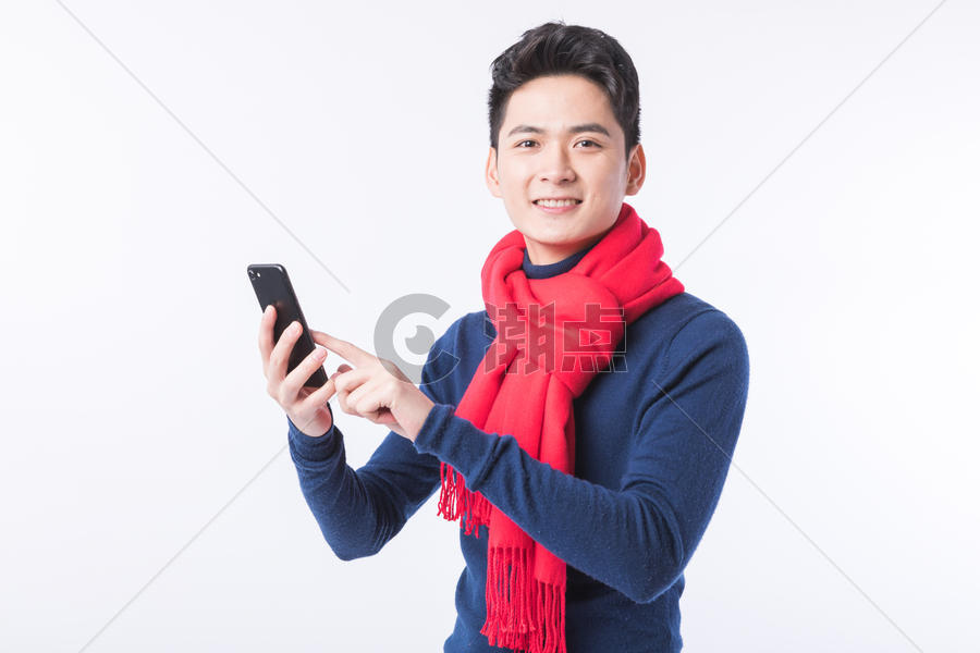 用手机抢新年红包的年轻男性图片素材免费下载