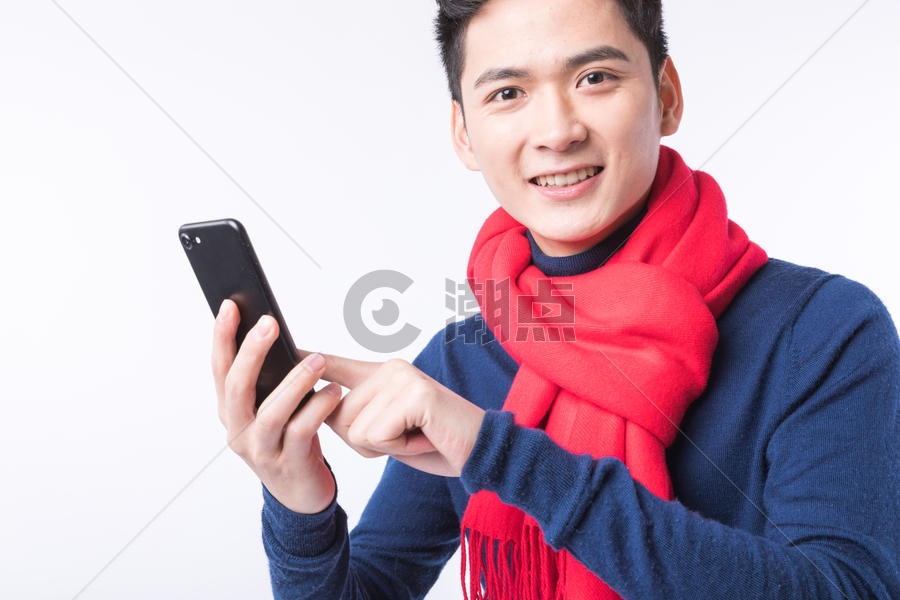 用手机抢新年红包的年轻男性图片素材免费下载
